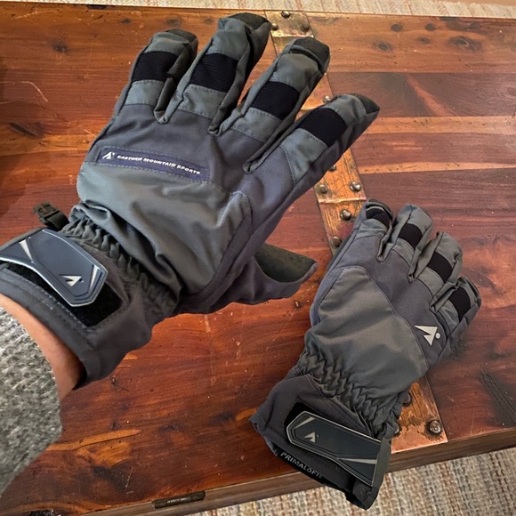 EMS Black and Gray Large Men’s Ski Gloves - Picture 2 of 4